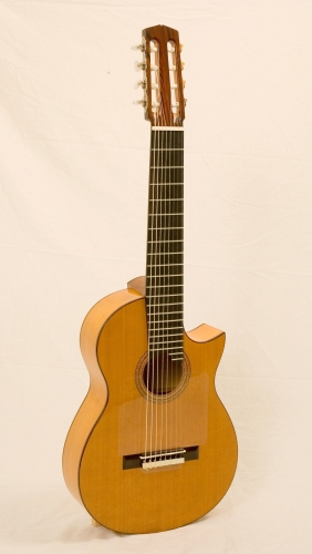 Guitarra artesanal de ocho cuerdas de nylon, con cutaway, escala 650 mm.JPG