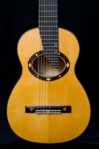 Handgemaakte gitaar, Fijnspar bovenblad, handgemaakte rozet, gepolitoerd met schellak.jpg