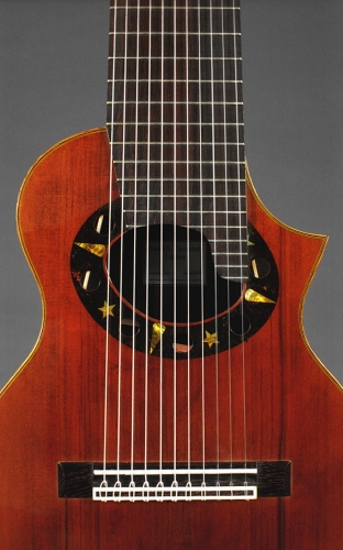 Gitara 11-strunowa, płyta wierzchnia_ Fitzroya cupressoides, podstrunnica, rozeta. Rodolfo Cucculelli, lutnictwo.jpg