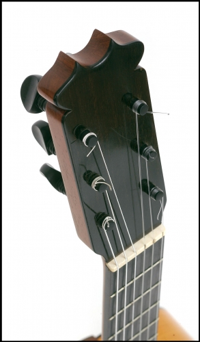 Paletta di chitarra flamenca lastronata in èbano con “clavijas” di èbano, sella in osso.jpg