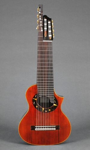 Gitary 11 strunowe, menzura_555 mm, płyta rezonansowa_ Fitzroya cupressoides. Rodolfo Cucculelli, lutnictwo.jpg