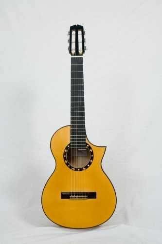 Violão Requinto, (Morgan Astruc violonista), comprimento de escala 580 mm., comprimento total do violão Requinto 882 mm.. Rodolfo Cucculelli, luthier.jpg