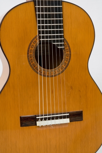 Guitarra Flamenca, tapa de Cedro Rojo (Western Red Cedar), roseta, acción de las cuerdas, golpeador transparente, puente de Wengue.jpg