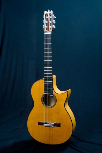 Rodolfo Cucculelli Cutaway Gitarre. Mensur 65 cm. Decke massive Rot-Zeder, Boden und Zargen Zypresse, Griffbrett in Ebenholz, Bünde 21.jpg