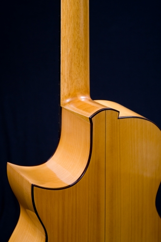 Guitare pan coupé, la caisse de résonance de Cyprès, finition gomme lacque, Rodolfo Cucculelli, guitares custom.jpg
