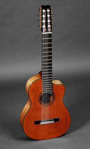 8-strengs klassisk gitar_mensuren 648 mm._Seder lokk og Cypress, ibenholt gripbrett, 20 bånds_R. Cucculelli, gitarbygger.jpg