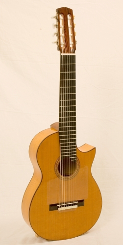 Handbyggd 8 strängad klassisk gitarr med cutaway, mensur 650 mm.. Rodolfo Cucculelli, gitarrmakare.JPG