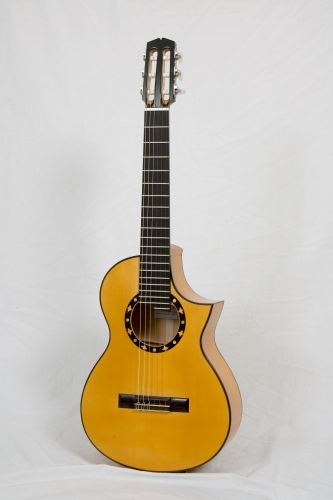 Guitare Requinto artisanale, diapason 580 mm., Épicéa et Cyprès. Longeur du Requinto 882 mm. Rodolfo Cucculelli, luthier.jpg