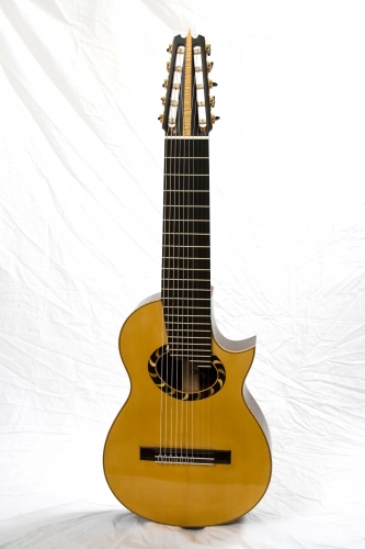 Guitare Decacorde, découpe vénitienne, Rodolfo Cucculelli, luthier.JPG