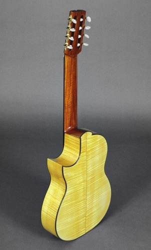 8 stygų cutaway gitarą. Ispaniškąją gitarą . Rodolfo Cucculelli, luthier.jpg
