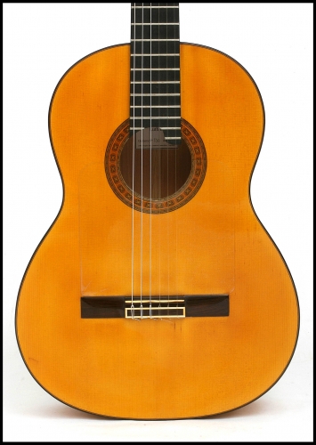 Photo de la Guitare Flamenca, la table d’épicéa, le golpeador (plaque de protection), le chevalet.jpg