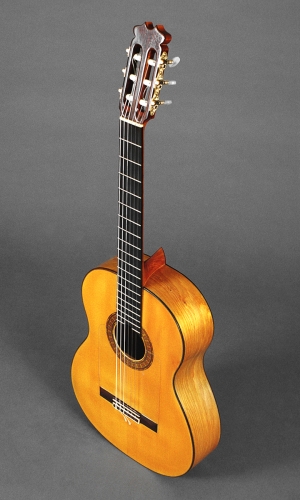 Фотография фламенко гитары, ручной работы. Rodolfo Cucculelli, гитарный мастер.jpg
