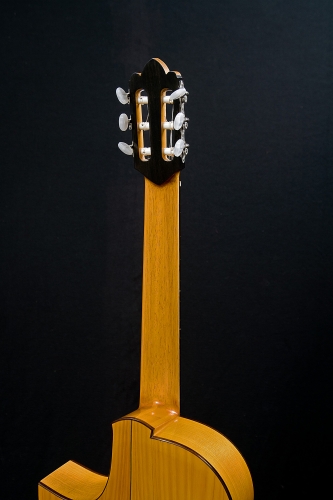Mango de guitarra reforzado con un tensor. Espesor del mango 16 mm á 17 mm..JPG