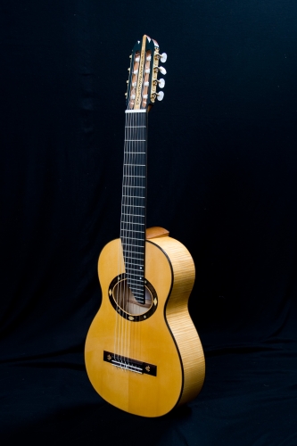 Guitare Classique à 8 cordes, diapason 628 mm.. Épicéa et Érable ondé, la rosace ovale, la finition gomme-lacque au tampon.jpg
