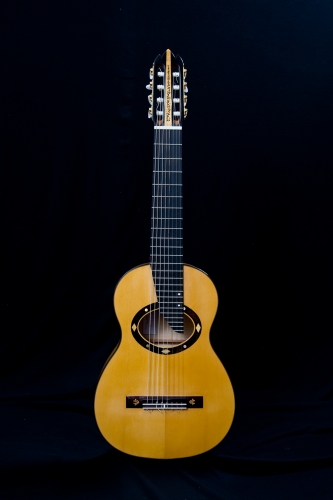 Guitare Classique à huit cordes, diapason 628 mm.. Épicéa et Érable ondé, la bouche ovale, le chevalet de Palissandre.jpg