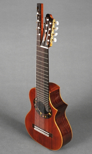 11弦ギター、弦長555mm. 、全長929 mm. 、Fitzroya cupressoides_Dalbergia latifolia。Rodolfo Cucculelliハンドメイドのギター。.jpg.jpg