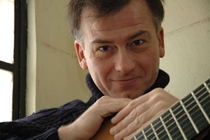 Claudio Ceccoli_kompozytor, aranżer muzyki i gitarzysta_8-strunowa klasyczna gitara.jpg