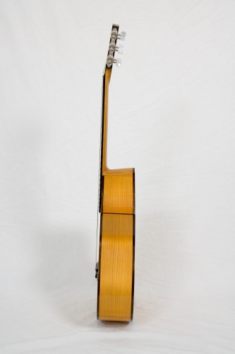 Requinto gitaar, klangkasse, hals dikte 17,5 mm. - 18 mm., lengte van de Requintogitaar 882 mm..jpg
