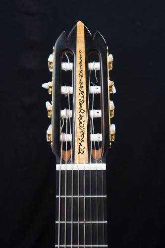 La tête de la guitare classique, contreplaquée avec Ebéne et Èrable frisée, la sillet de tête en os.jpg