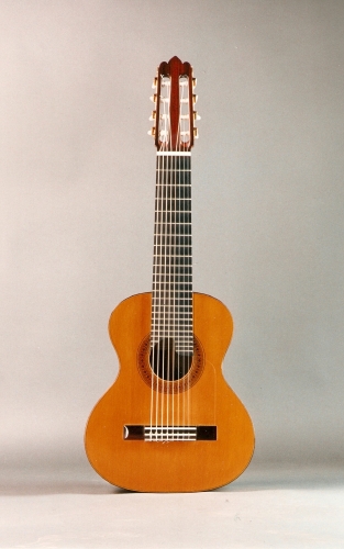 8 stygų Requinto gitarą . Menzūra 555 mm. (Didžioji tuja - Juodoji dalbergija). Rodolfo Cucculelli, luthier.jpg