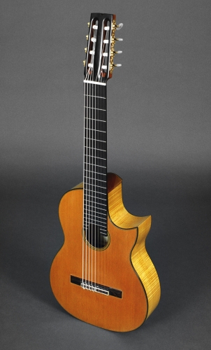 Florentinsk cutaway gitar, strenglengde 65 cm., Seder lokk og flammelønn, ibenholt gripbrett, 21 bånds_R. Cucculelli, gitarbyggare.jpg