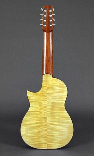 Violão 8 cordas, fundo e faixas Acero Europeo, mão Cedrela balansae. Rodolfo Cucculelli, luthier.jpg
