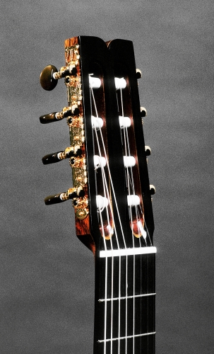 8-strängad klassisk gitarr, Ebbenholts huvudfanér.jpg