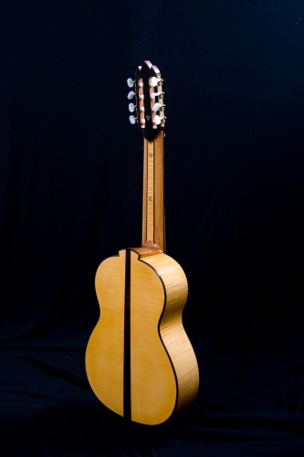 Guitare Classique à huit cordes, longueur de la guitare 97 cm., guitare faite en Italie par le luthier Rodolfo Cucculelli.jpg