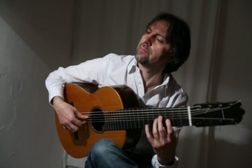 Livio Gianola Фламенка гітарыст ~ 8-струннай фламенка гітары.png