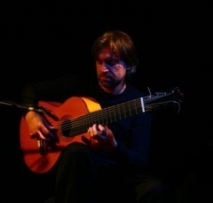Livio Gianola, kytarista flamenco_8-strunná flamenco kytara.jpg