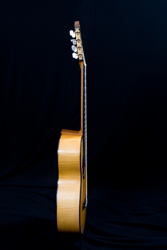Åttasträngad klassiskgitarr, resonanslåda eller klanglåda och hals. Gitarrhals tjocklek 18,5 mm till 19,5 mm..jpg