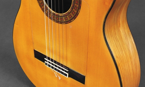 Action delle corde al ponticello nella chitarra flamenca 6 mm à 7 mm., lucidatura a gommalacca.jpg