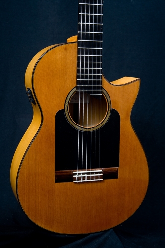 Guitarra Electroacústica, escala 650 mm. Cedro Rojo y Ciprés, micrófono L. R. Baggs, lustrada a gomalaca.JPG