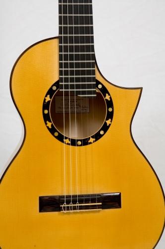 Handgjorda Requinto gitarr, Plantilla Domingo Esteso med cutaway, lock på resonanslåda, handgjord rosetten, cut-away, stall.jpg