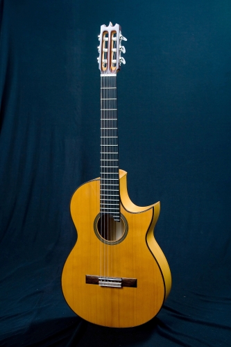 Custom guitare, diapason de 650 mm., la table d'harmonie de Cèdre rouge (Thuja plicata). Rodolfo Cucculelli, luthier.jpg