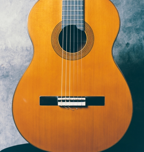 Håndbygd klassisk gitar, gitar form I. Fleta, Seder lokk,lydhullrosetten, ibenholt stol, stolsadelen bestemmer intoneringen.JPG