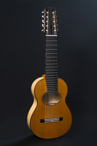 Guitarra Classica dez cordas, escala 650 mm., Cedro-do-Canadá e Acero Europeo. Rodolfo Cucculelli luthier.jpg