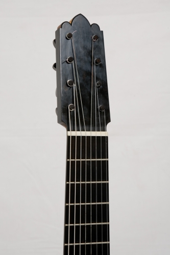 8-strengs flamencogitar, hode har 8 stemmeskruer i ibenholt (clavijas).jpg