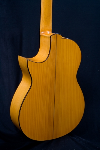 Guitarra cutaway amplificada, fondo y aros de Ciprés, lustrada a gomalaca.JPG