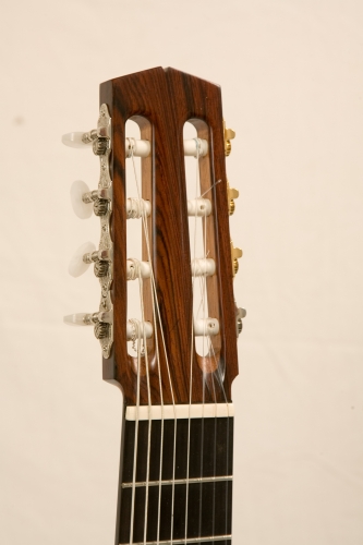 La tête de la guitare classique à 8 cordes, la tête plaquée en Cocobolo (Dalbergia retusa).JPG