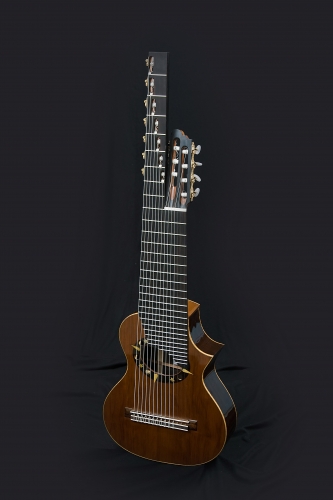 Violão de 14 cordas, escala 555 mm., comprimento total do violão 106,7 cm. Rodolfo Cucculelli, luthier.JPG