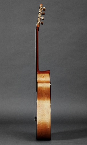 Cypress Resonanslådans form med Sydamerikansk Ceder hals, tjocklek pâ hals 17 mm.- 18 mm..jpg