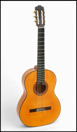 Традиционален Фламенко гитара, cкала 650 mm. модел Santos Hernández. Picea excelsa и Cupressus semp.jpg