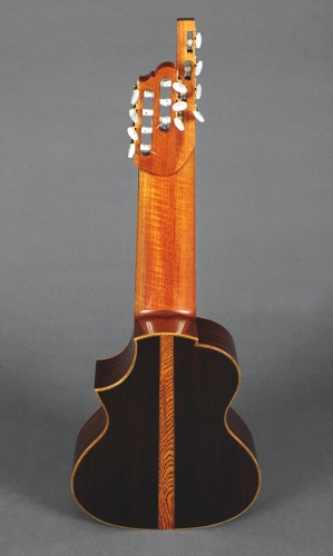 11-keeleline kitarr, korpuse pikkus 410 mm. (Dalbergia latifolia). Rodolfo Cucculelli, luthier.jpg