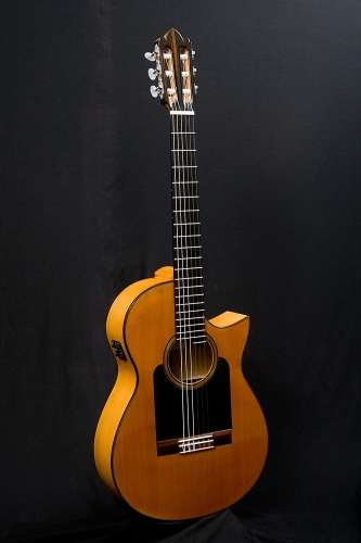 Guitarra Clásica Electroacústica, escala 65 cm. Cedro Rojo y Ciprés, lustrada a gomalaca.JPG