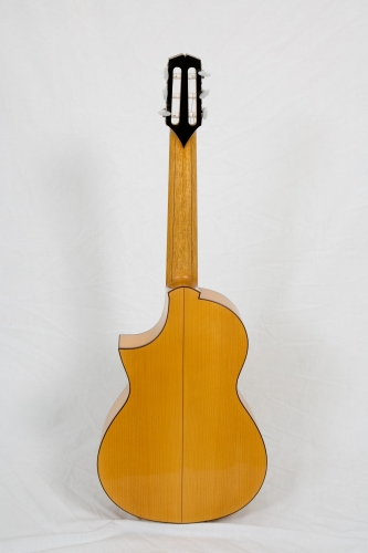 Violão Requinto feito a mão, fundo e faixas en Cipreste. Rodolfo Cucculelli, luthier. Rodolfo Cucculelli, luthier.jpg